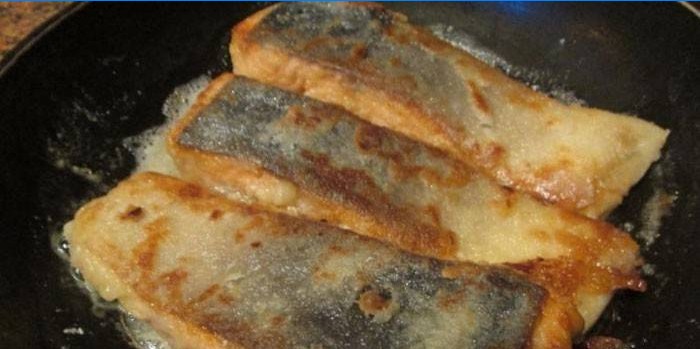 Saumon coho frit dans une poêle