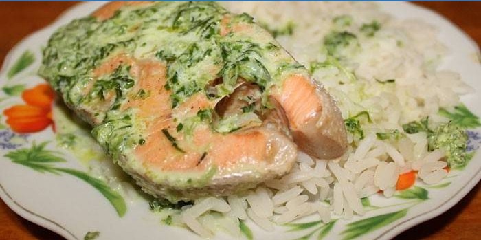 Saumon coho dans une sauce crémeuse avec du riz garni