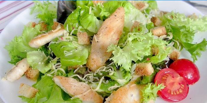 Salade César au poulet sur une assiette