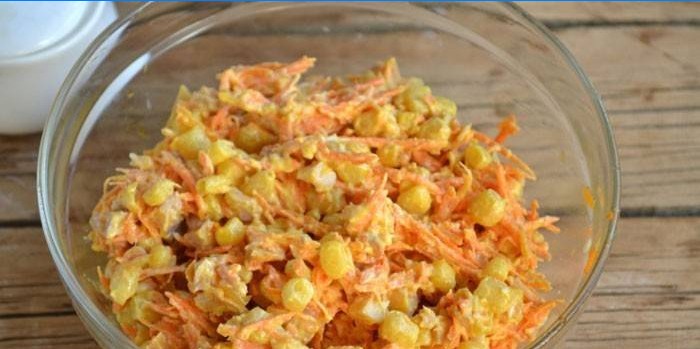 Salade coréenne de carottes, maïs et poulet