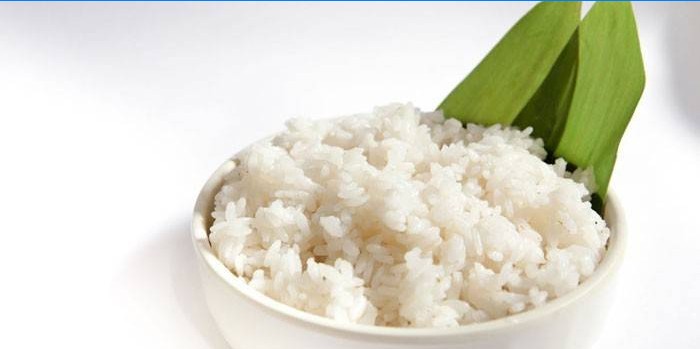 Riz bouilli sur une plaque