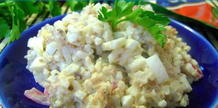Une assiette de salade de riz avec du poisson en conserve