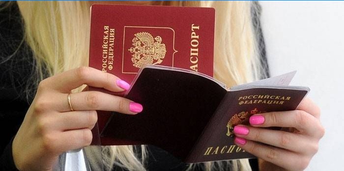 Fille avec des passeports dans ses mains