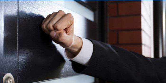 Poing masculin près de la porte