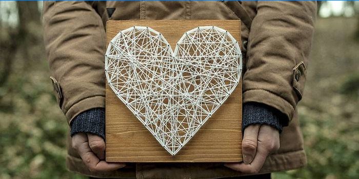Coeur de fil et d'ongles