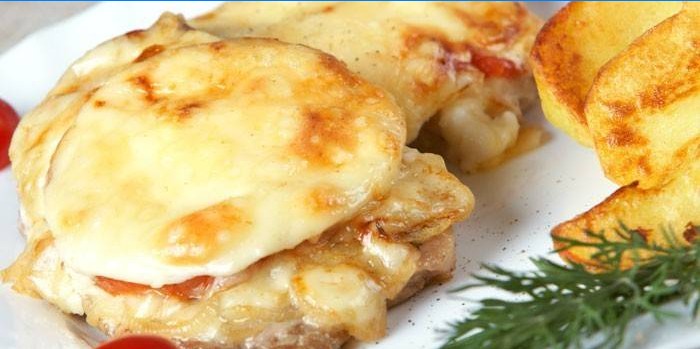 Côtelettes de porc au four avec tomates et fromage