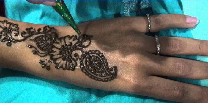 Dessin de mehendi sur le bras