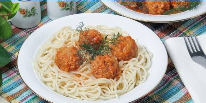 Boulettes de boeuf avec sauce et pâtes