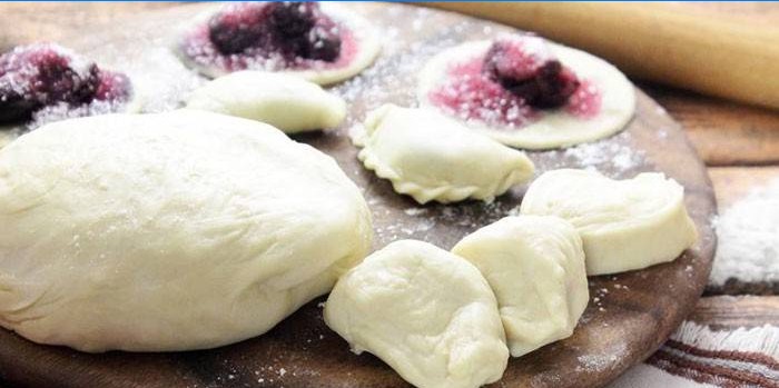 Le processus de fabrication de boulettes de cerise