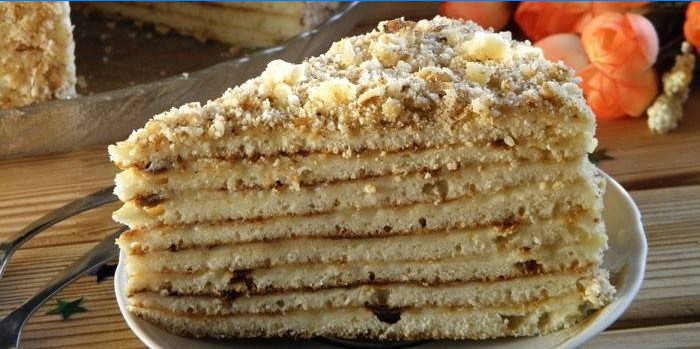 Une tranche de gâteau fait maison sur une soucoupe