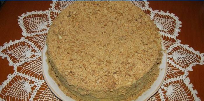 Gâteau rapide à base de gâteaux au four dans une casserole