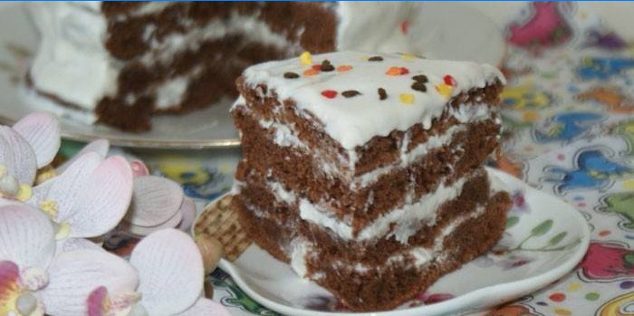 Une casserole de gâteau au chocolat cuit dans une casserole