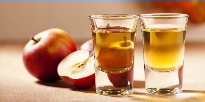 L'eau avec du vinaigre de cidre de pomme dans des verres