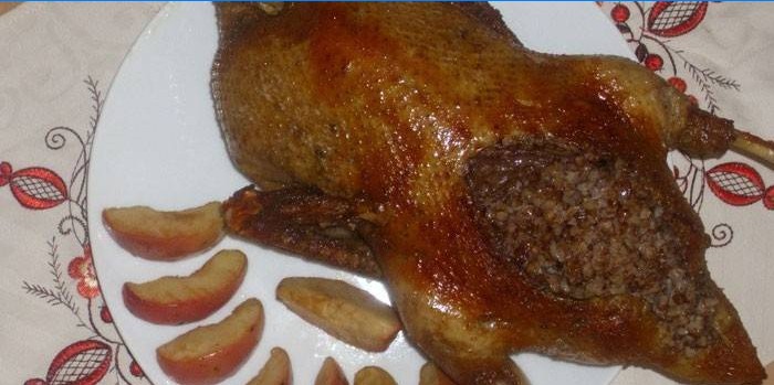 Carcasse de canard farcie de bouillie de sarrasin et de tranches de pomme