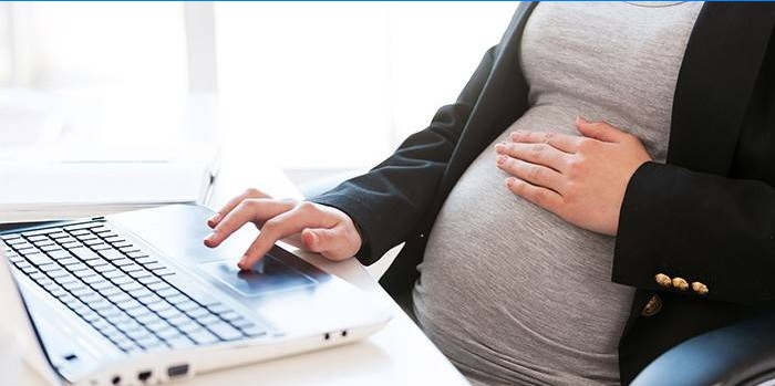 Femme enceinte, à, a, ordinateur portable