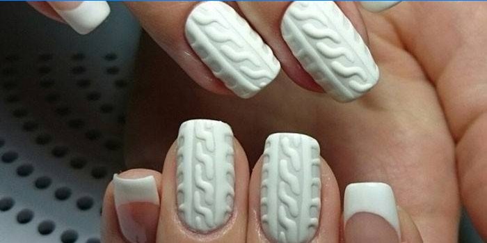 Manucure tricotée sur les ongles
