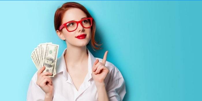 Fille avec des billets en mains