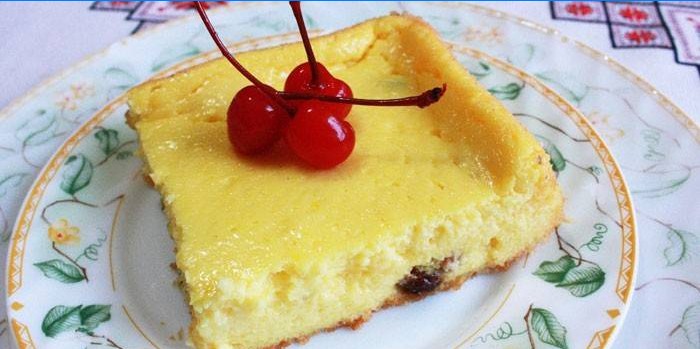 Tranche de casserole de fromage cottage aux cerises