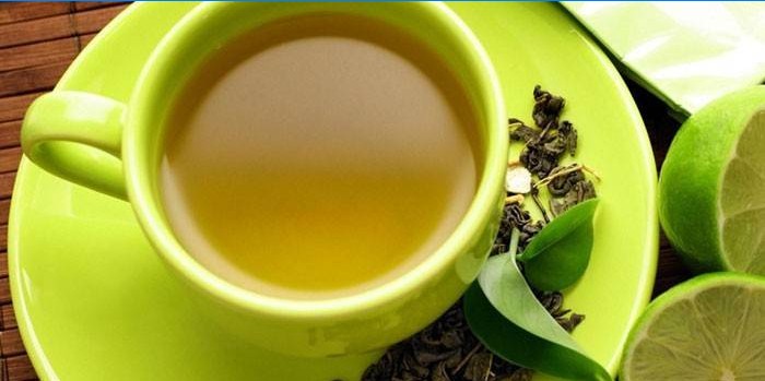 Thé vert dans une tasse et citron vert