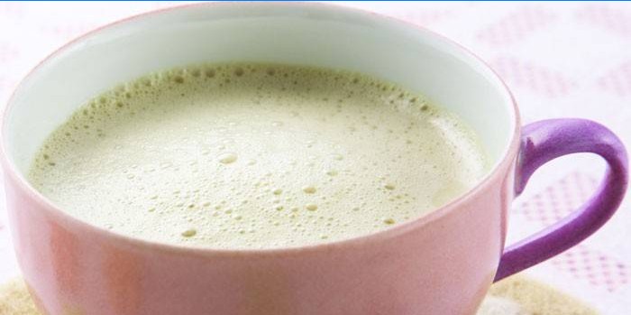 Lait vert lait et miel dans une tasse