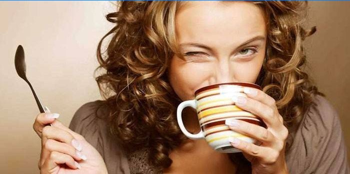 Fille boit du thé dans une tasse