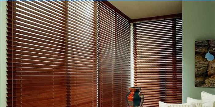 Stores horizontaux en bois sur fenêtres en plastique Verend Design