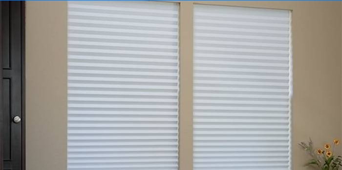 Stores plissés en papier sur les fenêtres en plastique