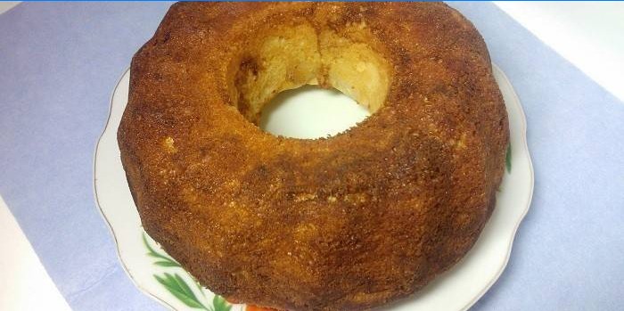 Gâteau caillé prêt à l'emploi sur un plat