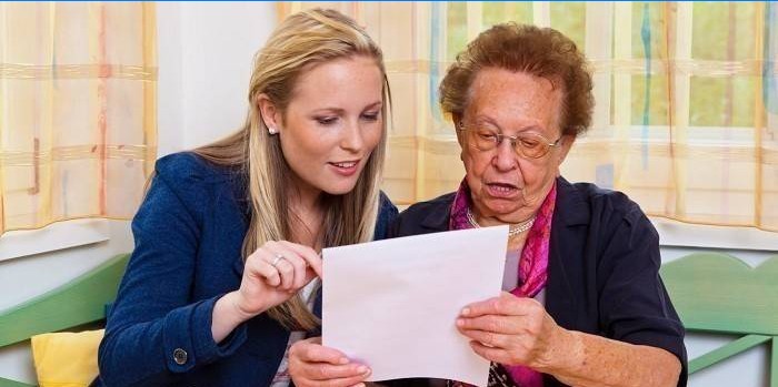 Jeune femme et retraité