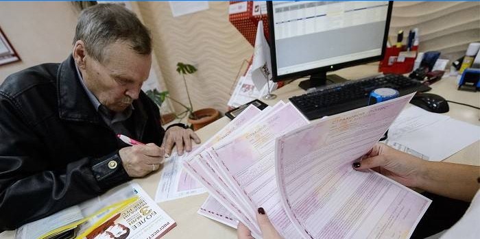 Un homme âgé et un employé de la Caisse de pensions avec des polices d'assurance à la main