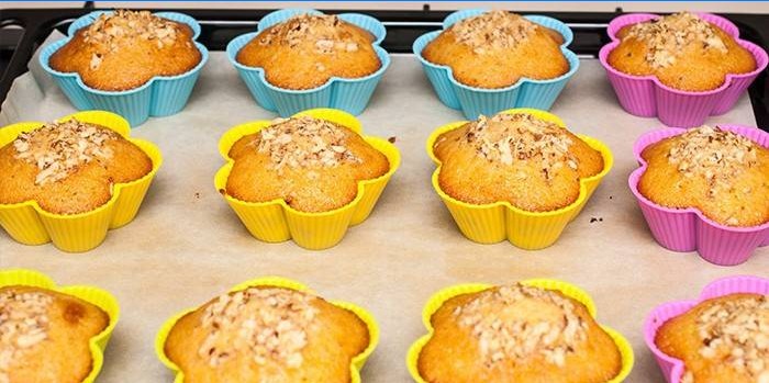 Cupcakes prêts à l'emploi dans des moules en silicone