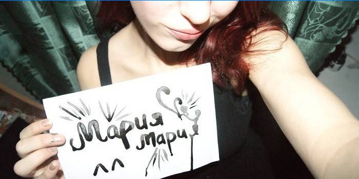 Fille avec un signal sur papier