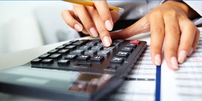 Fille avec une calculatrice