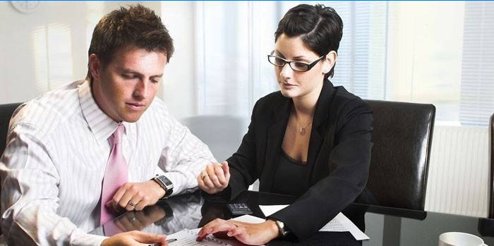 Homme et femme travaillent au bureau