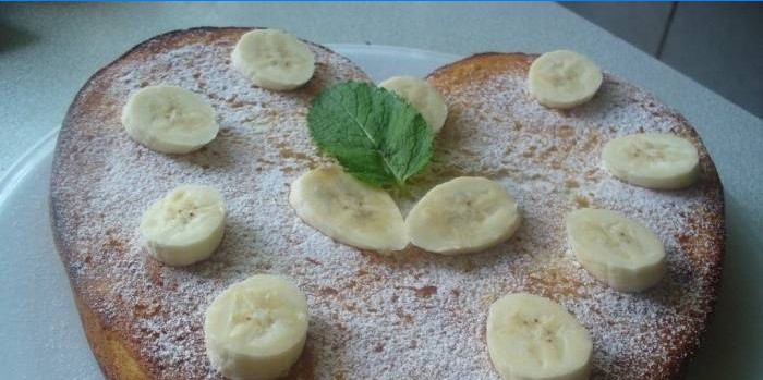 Gâteau éponge décoré de banane