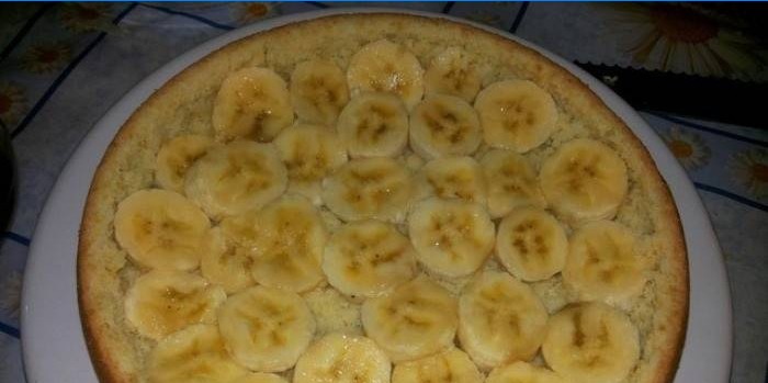 Tarte aux bananes prête sur une assiette