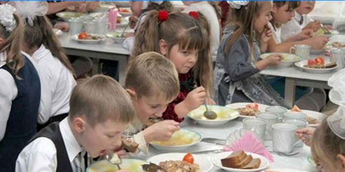Les enfants mangent