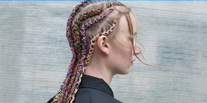 Fille avec des tresses