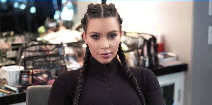 Kim Kardashian dans un salon de beauté