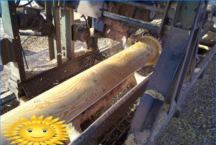 Bûche d'abattage à la main pour la construction d'une maison en rondins