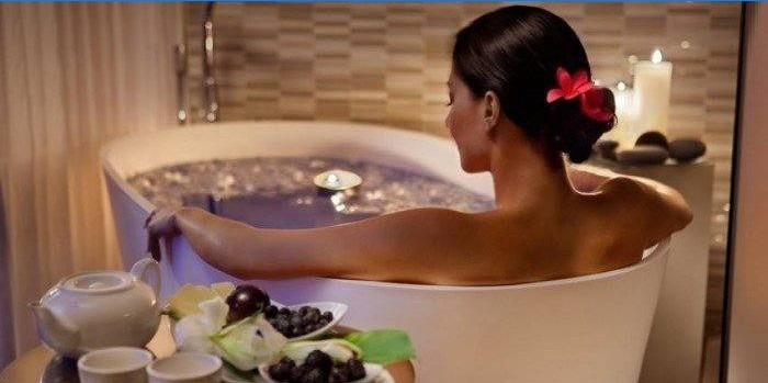 Fille prend un bain aux herbes