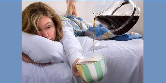 Fille avec une gueule de bois verse du thé dans une tasse