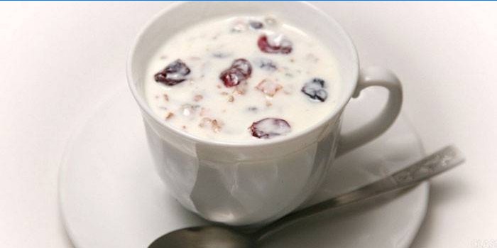 Kéfir aux pruneaux dans une tasse