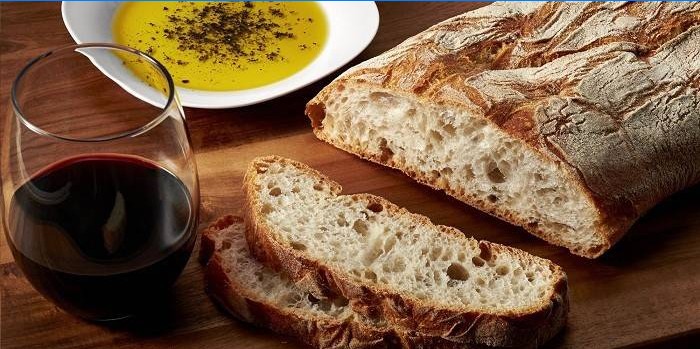 Ciabatta, un verre de vin et d'huile d'olive aux épices