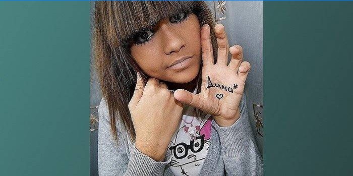 Photo d'une fille avec un signal sur sa main