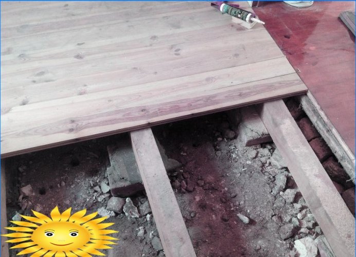 Master class: comment poser un plancher en bois sur des bûches de vos propres mains