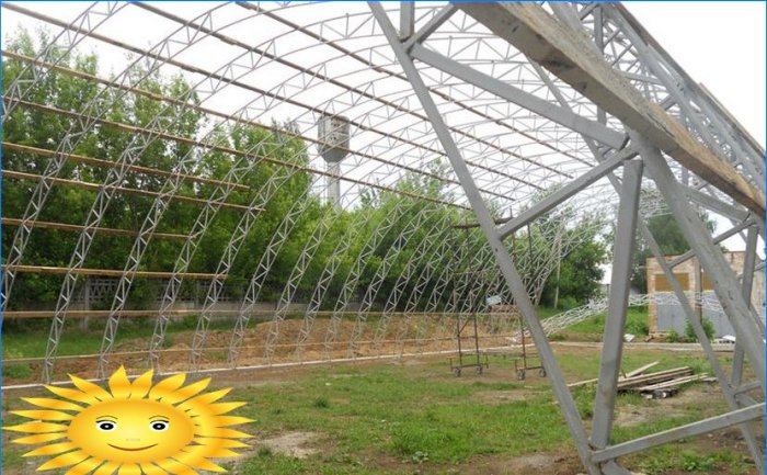 Lattage longitudinal des fermes de hangar