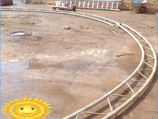 Assembler des fermes pour un hangar