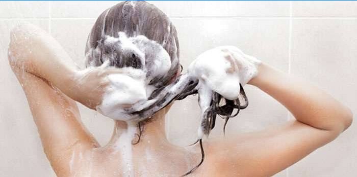 Femme lave les cheveux
