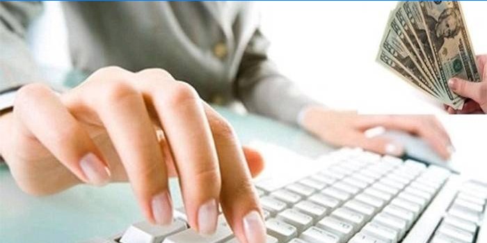 Fille sur un ordinateur portable et de l'argent